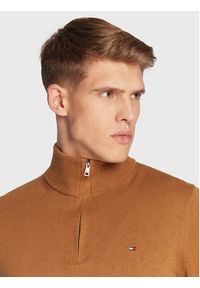 TOMMY HILFIGER - Tommy Hilfiger Sweter Pima MW0MW28049 Brązowy Regular Fit. Kolor: brązowy. Materiał: bawełna #3