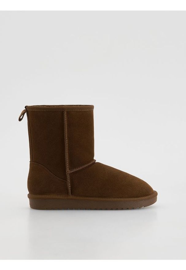 Reserved - Wysokie śniegowce - ciemnobrązowy. Kolor: brązowy. Materiał: zamsz