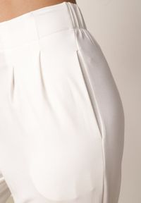 Born2be - Białe Spodnie z Eleganckimi Zakładkami i Nogawkami o Długości 3/4 Dorasea. Okazja: do pracy, na co dzień. Kolekcja: plus size. Kolor: biały. Styl: elegancki #3
