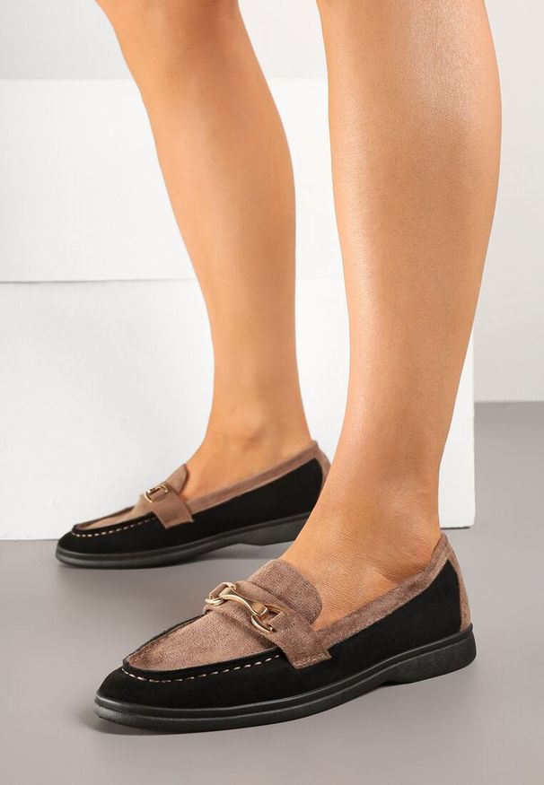 Renee - Czarne Mokasyny z Metalową Ozdobą Ellianta. Okazja: na co dzień. Kolor: czarny. Wzór: aplikacja. Styl: casual, elegancki