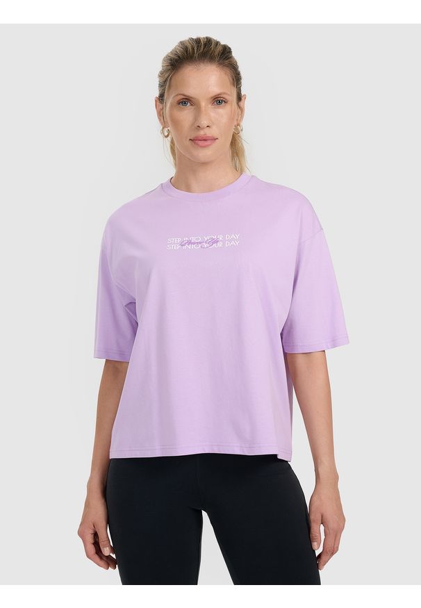 4f - 4F T-shirt oversize z nadrukiem damski - fioletowy L. Kolor: fioletowy. Wzór: nadruk