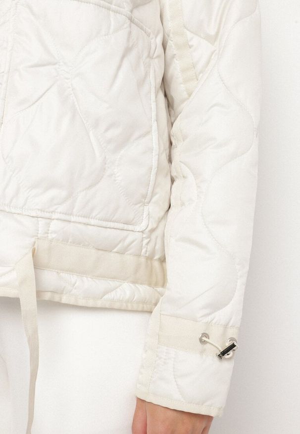 Born2be - Biała Kurtka Pikowana z Odpinanym Kapturem ze Ściągaczami Erathena. Okazja: na co dzień. Kolor: biały. Materiał: jeans. Długość rękawa: długi rękaw. Długość: krótkie. Styl: casual, elegancki