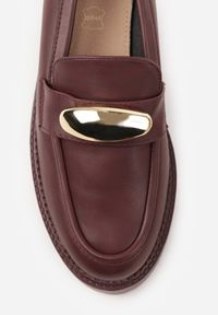 Renee - Bordowe Mokasyny Vices z Wkładką ze Skóry Naturalnej z Metaliczną Aplikacją Fergia. Okazja: na co dzień, na spotkanie biznesowe. Kolor: czerwony. Materiał: skóra. Wzór: aplikacja. Styl: casual, biznesowy, elegancki, klasyczny #9