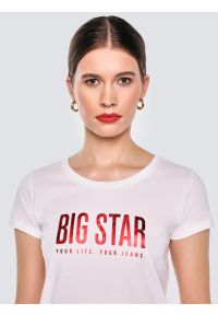 Big-Star - Koszulka damska z logo BIG STAR biała Betta 100. Okazja: na co dzień. Kolor: biały. Materiał: jeans, dzianina. Wzór: aplikacja, nadruk. Styl: casual, klasyczny, elegancki