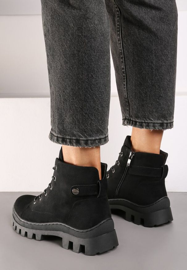 Born2be - Czarne Botki na Grubej Podeszwie w Stylu Traperów ze Sznurowaniem Arviva. Okazja: na co dzień. Kolor: czarny. Materiał: wełna, jeans. Obcas: na obcasie. Styl: casual. Wysokość obcasa: średni