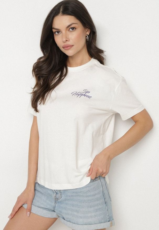 Born2be - Jasnobeżowy Bawełniany T-shirt z Ozdobnym Nadrukiem Addlessa. Okazja: na co dzień. Kolor: beżowy. Materiał: bawełna. Wzór: nadruk. Styl: klasyczny, casual