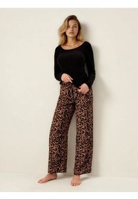 Sinsay - Wiskozowa piżama w panterkę - czarny. Kolor: czarny. Materiał: wiskoza. Wzór: motyw zwierzęcy #1
