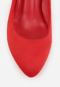 Born2be - Czerwone Czółenka Agatheris. Kolor: czerwony. Szerokość cholewki: normalna. Wzór: gładki, aplikacja. Obcas: na obcasie. Styl: klasyczny. Wysokość obcasa: średni #7