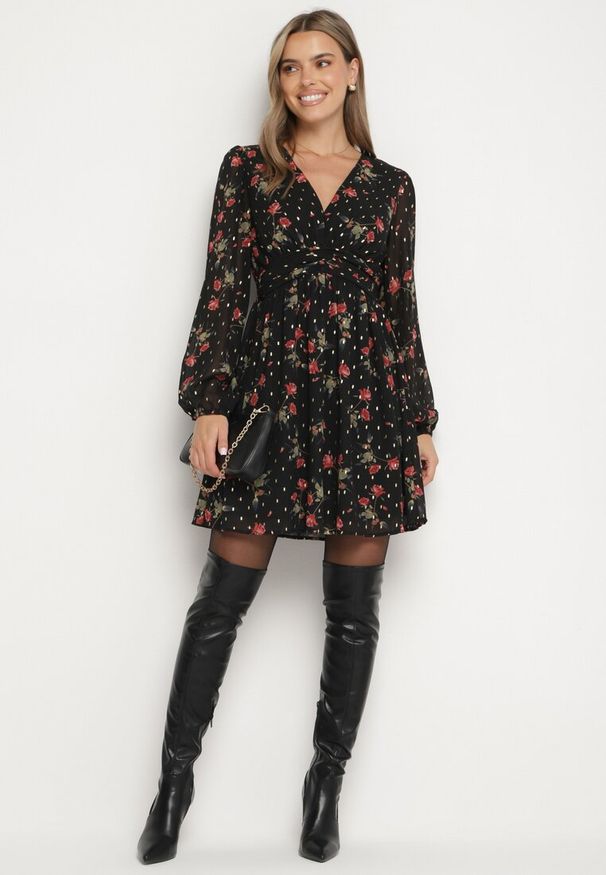 Born2be - Czarna Rozkloszowana Sukienka Taliowana w Kwiaty z Rękawami ze Ściągaczami Everia. Okazja: na imprezę. Typ kołnierza: dekolt w serek. Kolor: czarny. Wzór: kwiaty. Sezon: wiosna. Styl: elegancki