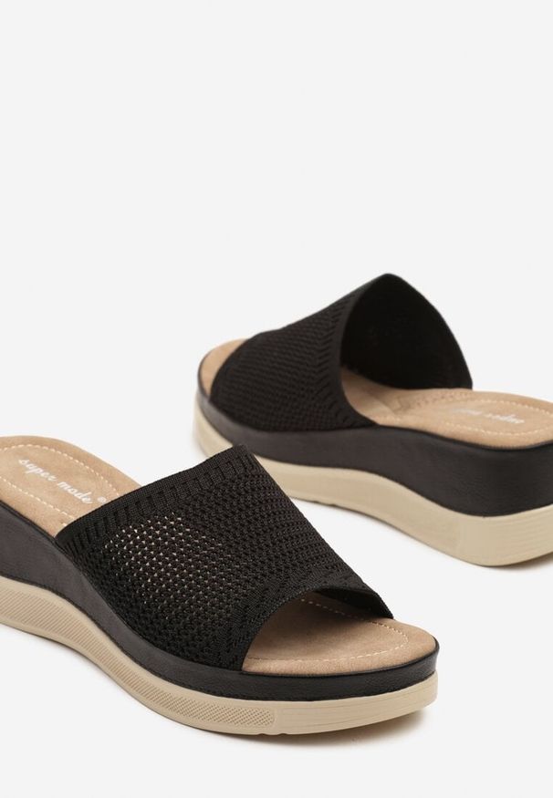 Born2be - Czarne Klapki na Koturnie z Szydełkowym Paskiem Nimiovelle. Okazja: na co dzień. Kolor: czarny. Obcas: na koturnie. Styl: casual, elegancki