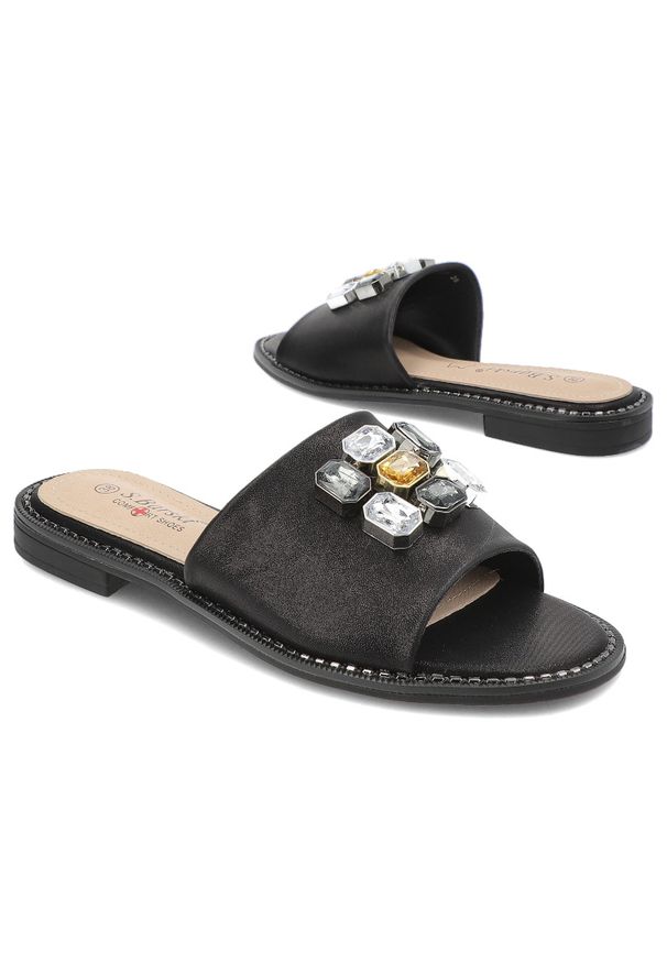 Czarne Klapki S.Barski Modne Obuwie Damskie Z Ozdobami. Okazja: na co dzień. Kolor: czarny. Wzór: aplikacja. Obcas: na płaskiej podeszwie. Styl: casual