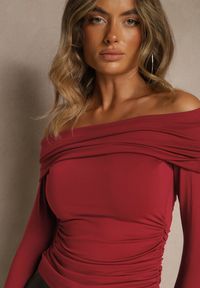 Renee - Bordowa Marszczona Bluzka Hiszpanka Vices z Wywiniętym Dekoltem Termola. Okazja: na co dzień. Typ kołnierza: dekolt hiszpanka. Kolor: czerwony. Materiał: jeans. Styl: casual #3