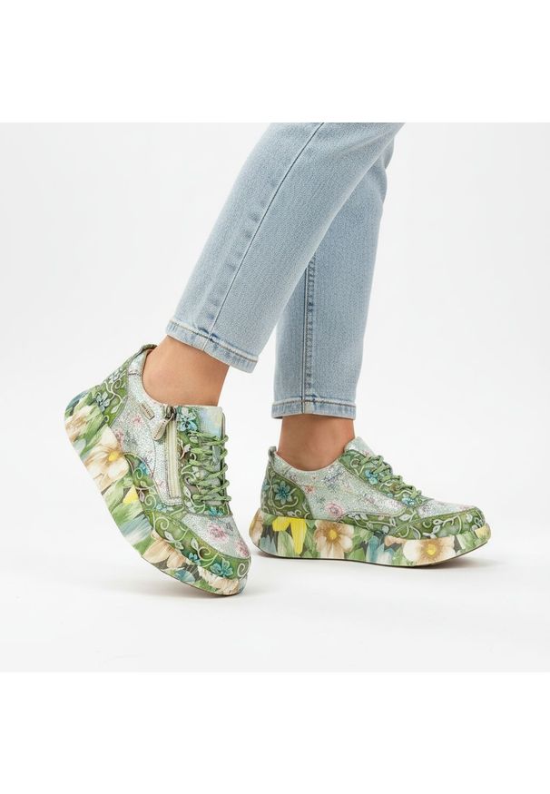 Zielone Sneakersy Laura Vita Modne Obuwie Damskie. Okazja: na spacer, na co dzień. Zapięcie: sznurówki. Kolor: zielony. Materiał: skóra. Szerokość cholewki: normalna. Wzór: aplikacja, kwiaty. Styl: casual, klasyczny