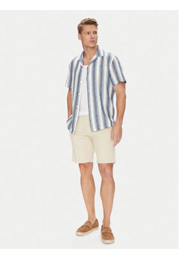 Mustang Szorty materiałowe Amsterdam 1016450 Beżowy Slim Fit. Kolor: beżowy. Materiał: bawełna