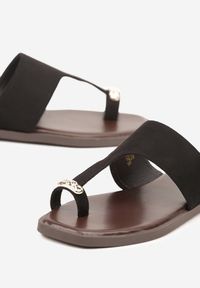Renee - Czarne Klapki Vices Japonki z Metaliczną Ozdobą Arhelia. Okazja: na plażę. Kolor: czarny. Wzór: aplikacja. Sezon: lato. Styl: elegancki
