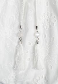 Renee - Biała Mini Sukienka z Bawełny Ozdobiona Haftami i Koronką Qirelia. Kolor: biały. Materiał: bawełna, koronka. Wzór: aplikacja, koronka, haft. Długość: mini #7