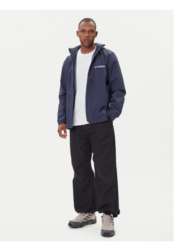 Adidas - adidas Kurtka przeciwdeszczowa Multi Essentials 2L Rain JY0477 Granatowy Regular Fit. Kolor: niebieski. Materiał: syntetyk