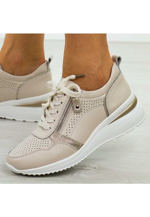 Beżowe skórzane sneakersy damskie na koturnie Cambell 94311. Okazja: na co dzień. Zapięcie: sznurówki. Kolor: beżowy. Materiał: skóra. Szerokość cholewki: normalna. Sezon: wiosna, jesień, lato. Obcas: na koturnie. Styl: casual, elegancki, sportowy, klasyczny