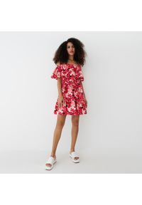 Mohito - Bawełniana sukienka mini w kwiaty - Różowy. Kolor: różowy. Materiał: bawełna. Wzór: kwiaty. Długość: mini #1