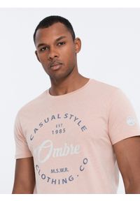 Ombre Clothing - T-shirt męski bawełniany z nadrukiem - jasnoróżowy V3 - Rozmiar: XXL. Kolor: różowy. Materiał: bawełna. Długość rękawa: krótki rękaw. Długość: krótkie. Wzór: nadruk. Styl: klasyczny #1
