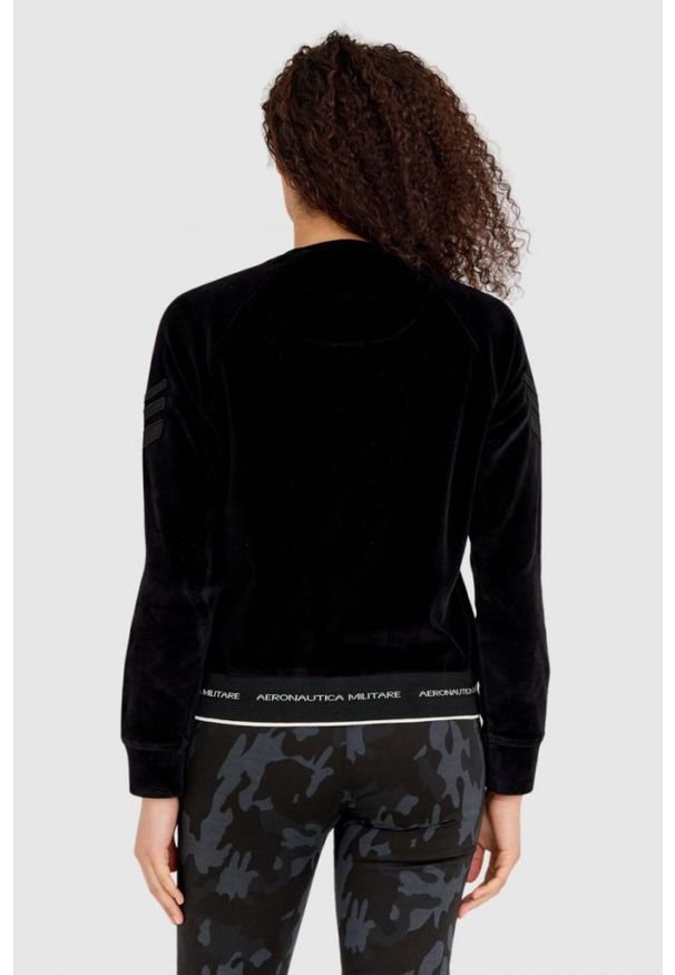 Aeronautica Militare - AERONAUTICA MILITARE Czarna welurowa bluza damska z wieloma zdobieniami, Rozmiar M. Kolor: czarny. Materiał: welur, bawełna. Wzór: aplikacja