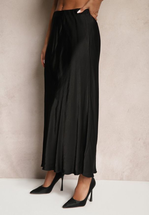 Renee - Czarna Rozkloszowana Spódnica Satynowa z Wiskozy Rihaniel. Okazja: na co dzień. Kolor: czarny. Materiał: satyna, wiskoza. Styl: klasyczny, casual, elegancki