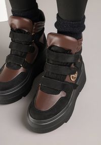 Born2be - Czarno-Brązowe Botki Vices w Stylu Sneakersów na Platformie Afirriva. Okazja: na co dzień. Zapięcie: rzepy. Kolor: czarny. Materiał: jeans. Wzór: aplikacja. Obcas: na platformie. Styl: retro, casual, klasyczny. Wysokość obcasa: średni #4