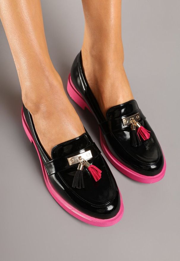 Renee - Czarno-Fuksjowe Mokasyny Lakierowane Ozdobione Frędzlami ze Skórzaną Wkładką Ridanitha. Okazja: na co dzień. Kolor: czarny. Materiał: lakier, skóra. Wzór: aplikacja. Obcas: na obcasie. Styl: casual, elegancki, klasyczny. Wysokość obcasa: niski