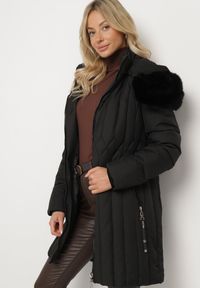 Born2be - Czarna Kurtka z Pionowymi Pikowanymi Przeszyciami i Kapturem z Futrem Wiązana w Pasie Leoriya. Okazja: na co dzień. Kolor: czarny. Materiał: futro. Styl: casual #7