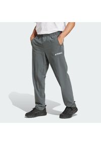 Adidas - Spodnie Multi Essentials Stretch. Kolor: zielony. Materiał: materiał. Sezon: lato. Sport: turystyka piesza
