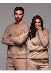 Ombre Clothing - Klasyczna dresowa bluza unisex z okrągłym dekoltem – brązowa V16 OU-SNBC-0104 - XL/XXL. Kolor: brązowy. Materiał: dresówka. Wzór: aplikacja. Styl: klasyczny