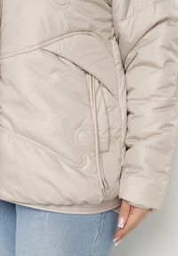 Born2be - Beżowa Kurtka Pikowana z Kapturem Karbia. Okazja: na co dzień. Typ kołnierza: kaptur. Kolekcja: plus size. Kolor: beżowy. Styl: casual, elegancki #5