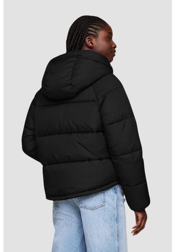 Tommy Jeans - TOMMY JEANS Czarna damska kurtka z kapturem. Typ kołnierza: kaptur. Kolor: czarny. Materiał: poliester