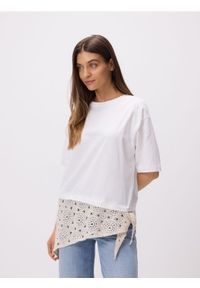 Reserved - T-shirt z ażurową chustą - biały. Kolor: biały. Materiał: dzianina, bawełna. Wzór: ażurowy #1