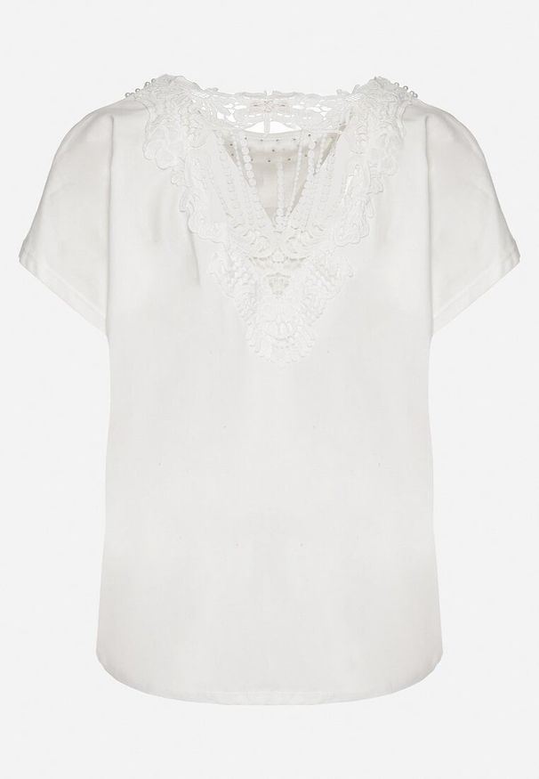 Born2be - Biały Bawełniany T-shirt Nietoperz z Perłami i Koronką Eleziria. Okazja: na co dzień. Kolor: biały. Materiał: koronka, bawełna. Wzór: koronka. Styl: casual