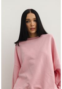 Marsala - Bluza damska o kroju regular fit w kolorze BARBIE PINK - PHENIX. Kolor: różowy. Materiał: bawełna, dresówka, poliester, dzianina