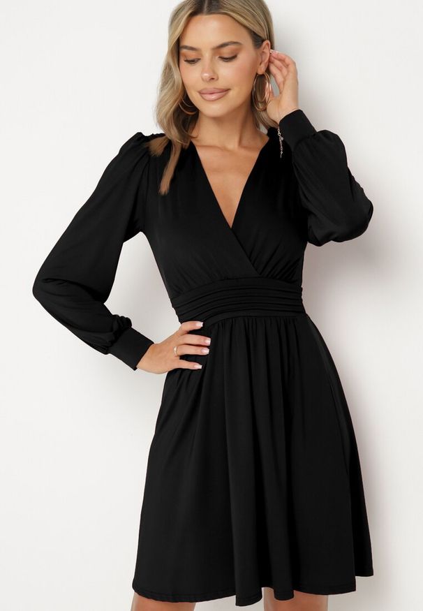 Born2be - Czarna Rozkloszowana Sukienka z Wiskozą Selithiel. Okazja: na ślub cywilny, na imprezę, na wesele. Typ kołnierza: dekolt w serek. Kolor: czarny. Materiał: wiskoza. Styl: elegancki