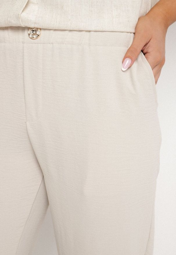 Born2be - Jasnobeżowe Spodnie o Prostym Kroju z Gumką w Talii Filavia. Okazja: na co dzień. Kolor: beżowy. Styl: casual, elegancki, sportowy