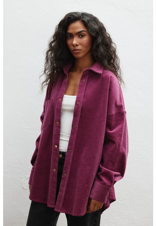Marsala - Sztruksowa koszula typu oversize w kolorze VIOLET - GARNET-S/M. Materiał: sztruks. Długość rękawa: długi rękaw. Długość: długie. Styl: klasyczny