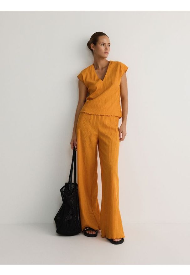 Reserved - Luźne spodnie w prążek - pomarańczowy. Kolor: pomarańczowy. Materiał: bawełna, dzianina. Wzór: prążki