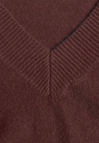 Renee - Brązowy Klasyczny Sweter z Wiskozą i Kaszmirem Marirra. Okazja: na co dzień, do pracy. Typ kołnierza: dekolt w serek. Kolor: brązowy. Materiał: wiskoza, kaszmir. Styl: klasyczny #4