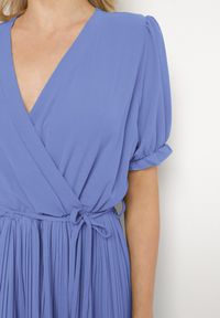 Born2be - Niebieska Kopertowa Sukienka z Bawełną i Paskiem Ivellevia. Okazja: na co dzień. Typ kołnierza: dekolt w serek. Kolor: niebieski. Materiał: bawełna. Długość rękawa: długi rękaw. Sezon: lato. Typ sukienki: kopertowe. Styl: casual, elegancki, klasyczny #5