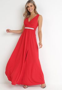 Born2be - Czerwona Sukienka Rozkloszowana Maxi z Paskiem w Cyrkonie i Wycięciem Neorise. Kolor: czerwony. Materiał: materiał. Wzór: aplikacja. Długość: maxi