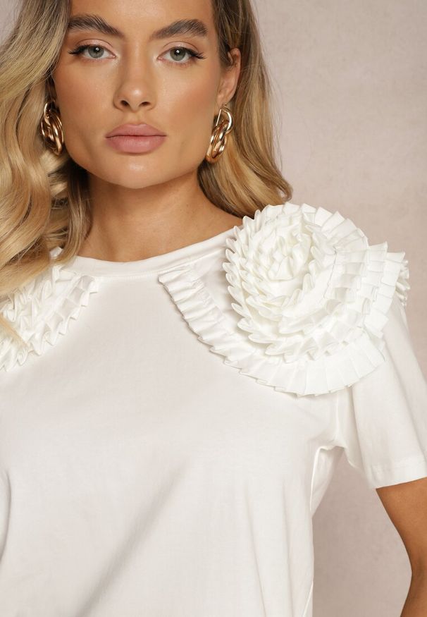 Renee - Biały T-shirt z Bawełny Wykończony Ozdobnymi Elementami Kililena. Okazja: na spotkanie biznesowe, na co dzień, do pracy. Kolor: biały. Materiał: bawełna. Wzór: aplikacja. Styl: elegancki, biznesowy, klasyczny, casual
