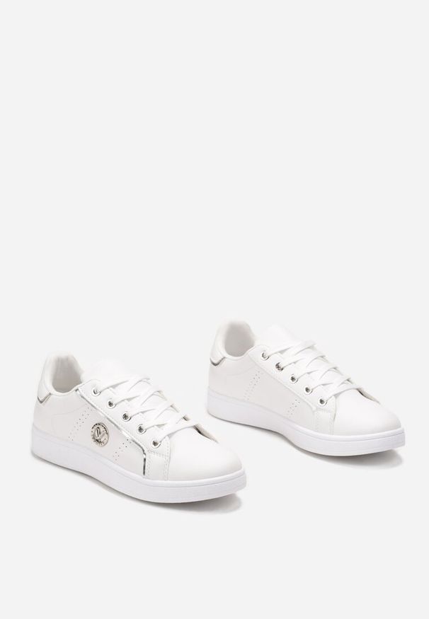 Renee - Biało-Srebrne Sneakersy z Imitacji Skóry z Naszywką i Ozdobnymi Przeszyciami Variantia. Okazja: na co dzień. Kolor: biały. Materiał: skóra. Wzór: aplikacja. Obcas: na płaskiej podeszwie