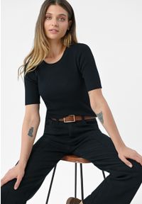 Volcano - Dzianinowa koszulka w prążek TM-ELDA. Okazja: na co dzień. Materiał: dzianina. Długość rękawa: krótki rękaw. Długość: krótkie. Wzór: prążki. Styl: klasyczny, casual, elegancki #1