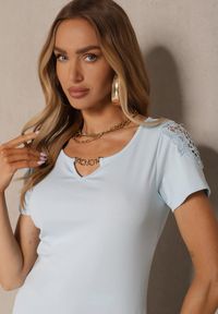 Renee - Jasnoniebieski T-shirt z Bawełny Ozdobiony Koronką i Łańcuszkiem Liravee. Okazja: na co dzień. Kolor: niebieski. Materiał: bawełna, koronka. Długość rękawa: krótki rękaw. Długość: krótkie. Wzór: koronka, aplikacja. Styl: casual #3