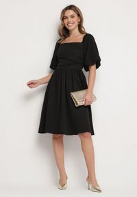 Born2be - Czarna Sukienka o Rozkloszowanym Kroju z Bufiastymi Rękawami Maradora. Okazja: na co dzień. Typ kołnierza: dekolt kwadratowy. Kolor: czarny. Styl: casual #2