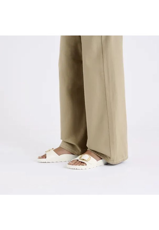 Birkenstock - BIRKENSTOCK Madrid Big Buckle EVA Eggshell Klapki damskie. Okazja: na co dzień, na plażę. Kolor: kremowy. Materiał: materiał. Sezon: lato. Styl: wakacyjny, casual, klasyczny, elegancki