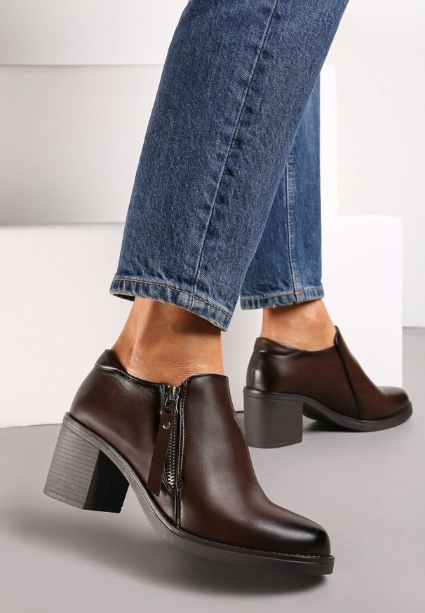 Renee - Ciemnobrązowe Półbuty na Obcasie z Krótkim Suwakiem Proctana. Kolor: brązowy. Obcas: na obcasie. Styl: elegancki. Wysokość obcasa: średni